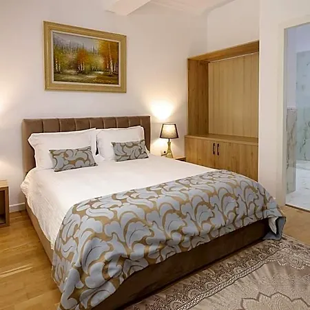 Ferdinand 3* Tirana
